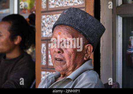 Gangtok, Sikkim, Inde 21 juin 2022, vieil homme pose de côté portrait, homme pahadi. Banque D'Images