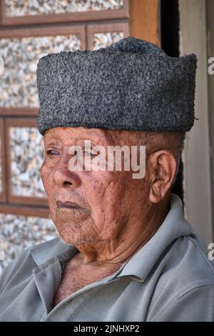 Gangtok, Sikkim, Inde 21 juin 2022, vieil homme pose de côté portrait, homme pahadi. Banque D'Images