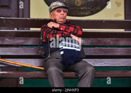 Gangtok, Sikkim, Inde 21 juin 2022, vieil homme pose de côté portrait, homme pahadi. Banque D'Images