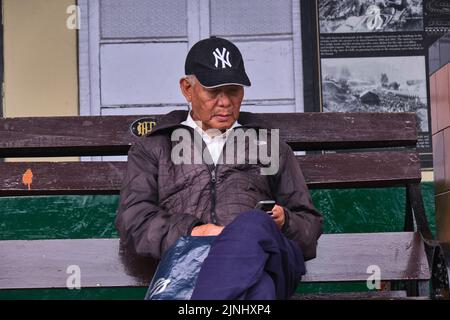 Gangtok, Sikkim, Inde 21 juin 2022, vieil homme pose de côté portrait, homme pahadi. Banque D'Images