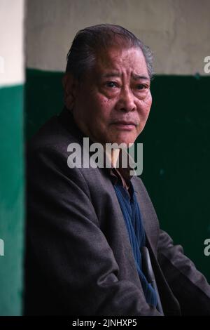 Gangtok, Sikkim, Inde 21 juin 2022, vieil homme pose de côté portrait, homme pahadi. Banque D'Images