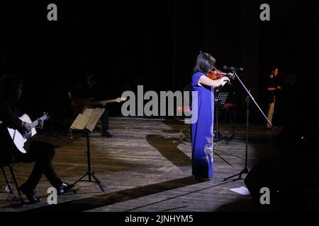 Oksana Mukha a vu se jouer pendant l'événement. Oksana Mukha est une chanteuse et violoniste ukrainienne. L'artiste d'honneur d'Ukraine, lauréat du Grand Prix du premier Concours international de romance ukrainienne, nommé d'après Kvitka Tsyk, lauréat du spectacle de talent « la voix du pays » (saison 9th, 2019). Banque D'Images