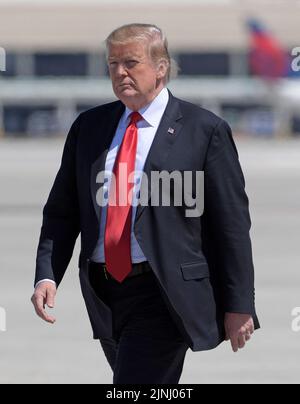 WEST PALM BEACH, FL - MARS 22: LE président AMÉRICAIN Donald Trump fait des vagues et salue ses supporters lorsqu'il arrive sur Air Force One à l'aéroport international de Palm Beach pour passer du temps à la station de Mar-a-Lago sur 22 mars 2019 à West Palm Beach, Floride. Personnes: Président Donald Trump crédit: hoo-me.com/MediaPunch ***NO NY JOURNAUX*** Banque D'Images