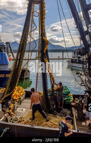 Ketchikan,/Ak/États-Unis - 14 juillet 2017: Les pêcheurs travaillent à bord. Banque D'Images