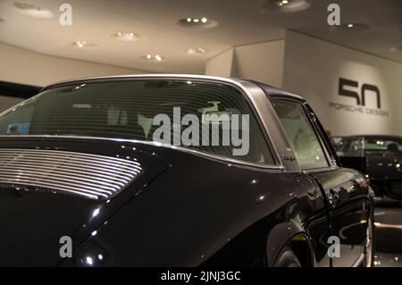 Stuttgart, Allemagne - 5 juillet 2022 : collection historique de voitures de course, de sport et de voitures classiques Porsche. Intérieur du musée de l'automobile Porsche. Exposition permanente de 911 targa, 961, Carrera coupé et autres Banque D'Images