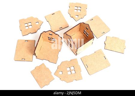 Vue de dessus de deux maisons de jouets en bois auto-assemblées avec des pièces isolées sur blanc. Banque D'Images