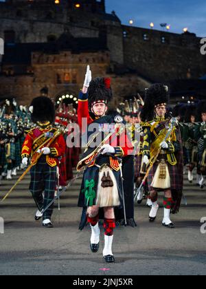 Tuyaux et tambours massés au Royal Edinburgh Military Tattoo 2022 sur l'esplanade du château d'Édimbourg, Écosse, Royaume-Uni Banque D'Images