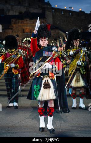 Tuyaux et tambours massés au Royal Edinburgh Military Tattoo 2022 sur l'esplanade du château d'Édimbourg, Écosse, Royaume-Uni Banque D'Images