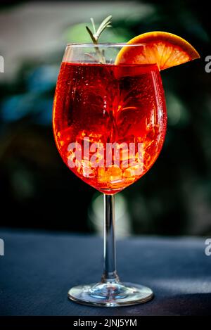 Apéritif spritz avec pamplemousse et romarin sur fond sombre. Cocktails italiens rafraîchissants en été au bar du restaurant. Banque D'Images