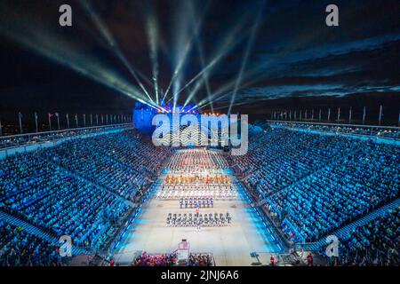 Vue sur la finale au Royal Edinburgh Military Tattoo 2022 sur l'esplanade du château d'Édimbourg, Écosse, Royaume-Uni Banque D'Images