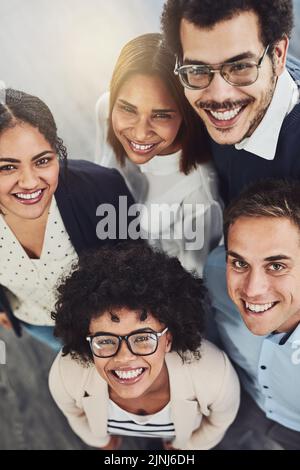 Un groupe diversifié de collègues créatifs d'en haut de la page qui ont l'air enthousiastes, heureux ou motivés et prêts à donner le meilleur d'eux-même aux entreprises en démarrage. Portrait de sourire Banque D'Images
