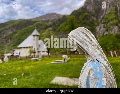 Thith, Albanie, 12 mai 2022 - statue de Marie au cimetière. Banque D'Images