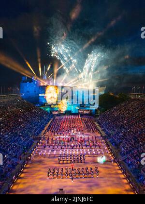 Vue sur les feux d'artifice de la finale au Royal Edinburgh Military Tattoo 2022 sur l'esplanade du château d'Édimbourg, Écosse, Royaume-Uni Banque D'Images