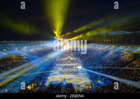 Vue sur la finale au Royal Edinburgh Military Tattoo 2022 sur l'esplanade du château d'Édimbourg, Écosse, Royaume-Uni Banque D'Images