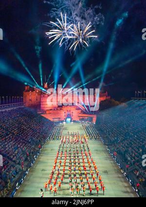 Vue sur la finale au Royal Edinburgh Military Tattoo 2022 sur l'esplanade du château d'Édimbourg, Écosse, Royaume-Uni Banque D'Images