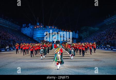 Tuyaux et tambours massés au Royal Edinburgh Military Tattoo 2022 sur l'esplanade du château d'Édimbourg, Écosse, Royaume-Uni Banque D'Images