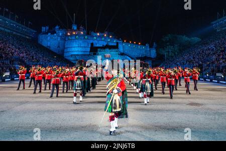 Tuyaux et tambours massés au Royal Edinburgh Military Tattoo 2022 sur l'esplanade du château d'Édimbourg, Écosse, Royaume-Uni Banque D'Images