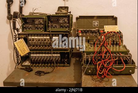 Tirana, Albanie, 12 mai 2022 - matériel de communication dans un bunkArt de la Seconde Guerre mondiale Banque D'Images