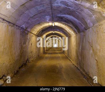 Albanie, 12 mai 2022 - tunnel menant à un bunker de la Seconde Guerre mondiale. BunkArt Banque D'Images