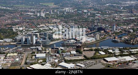 Vue aérienne de Salford en regardant vers le nord-est de MediaCity vers l'Université de Salford. Wharfside Way (route A5081) longe le bord avant de l'image Banque D'Images