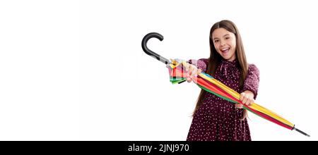 un enfant heureux tient un parasol coloré. un enfant avec un parapluie arc-en-ciel isolé sur du blanc. Enfant avec parapluie d'automne, temps pluvieux, affiche horizontale, bannière Banque D'Images