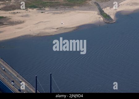 Düsseldorf, Allemagne. 11th août 2022. Le niveau d'eau du Rhin au pont Theodor Heuss est très bas. La sécheresse persistante provoque une baisse du niveau du Rhin encore et encore, la navigation n'est possible que dans une mesure limitée. Les niveaux de la rivière continuent de baisser et imposent un fardeau à la navigation et à la nature. Credit: Christoph Reichwein/dpa/Alay Live News Banque D'Images