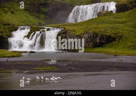 Vue sur la chute d'eau de Kirkjufell à Grundarfjordur sur l'Islande Banque D'Images