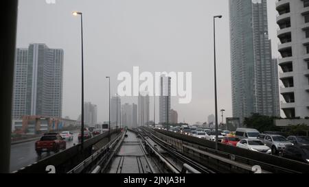 King Taksin Bridge alias Sathon Bridge regardant vers Thonburi Skyline depuis la station BTS Skytrain Banque D'Images