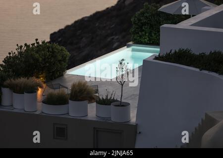 Piscine éclairée donnant sur la mer à Fira, Santorini, Grèce Banque D'Images