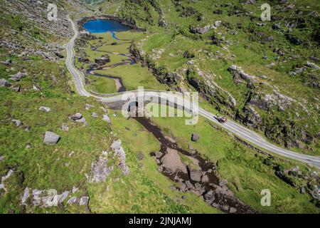 Vue aérienne de Gap of Dunloe, également connue sous le nom de Bearna an Choimin, un col étroit de montagne qui s'étend vers le nord au sud dans le comté de Kerry, en Irlande Banque D'Images