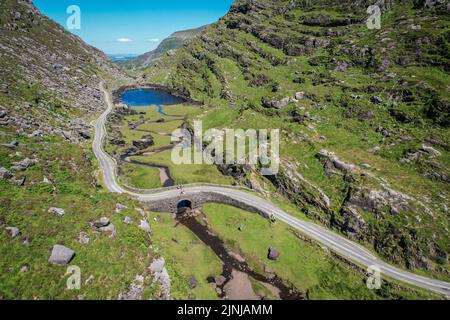 Vue aérienne de Gap of Dunloe, également connue sous le nom de Bearna an Choimin, un col étroit de montagne qui s'étend vers le nord au sud dans le comté de Kerry, en Irlande Banque D'Images