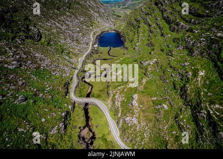 Vue aérienne de Gap of Dunloe, également connue sous le nom de Bearna an Choimin, un col étroit de montagne qui s'étend vers le nord au sud dans le comté de Kerry, en Irlande Banque D'Images