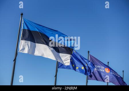 Tallinn, Estonie. 31st juillet 2022. Les drapeaux sur le vent de l'Estonie et de l'Union européenne (UE) sont visibles. (Photo de Vadim Pacajev/Sipa USA) crédit: SIPA USA/Alay Live News Banque D'Images