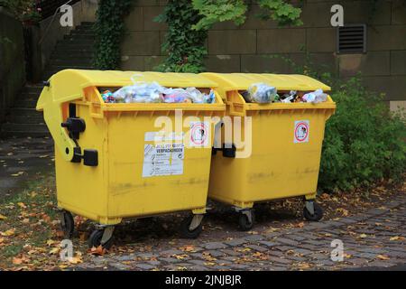 Müllsammlung, gelber Abfallcontainer für Verpackungsabfälle zur Verwendung im Recycling, Kunststoffverpackungen / collecte des déchets, Yellow Waste con Banque D'Images