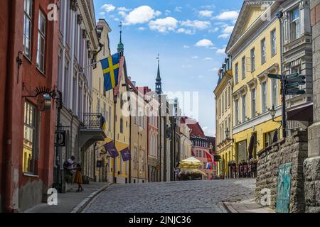 Tallinn, Estonie. 31st juillet 2022. Vue générale des rues de la vieille ville avec l'ambassade de Suède et le drapeau suédois. (Photo de Vadim Pacajev/Sipa USA) crédit: SIPA USA/Alay Live News Banque D'Images