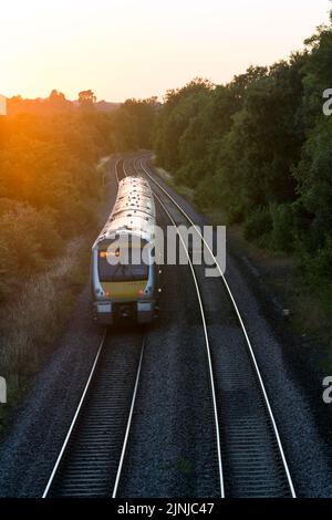 Le train diesel de Chiltern Railways se dirigeant vers le nord en soirée d'été, Shrewley, Warwickshire, Royaume-Uni Banque D'Images