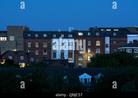 Immeubles d'appartements au crépuscule en été, centre-ville de Warwick, Warwickshire, Royaume-Uni Banque D'Images