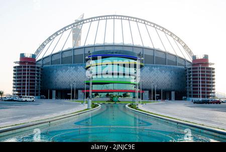 Doha. 8th août 2022. La photo prise le 8 août 2022 montre la vue extérieure du stade international de Khalifa qui accueillera les matchs de la coupe du monde de la FIFA 2022 à Doha, au Qatar. Credit: Nikku/Xinhua/Alay Live News Banque D'Images