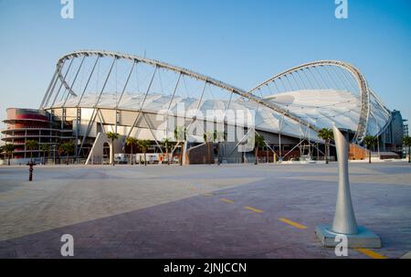 Doha. 8th août 2022. La photo prise le 8 août 2022 montre la vue extérieure du stade international de Khalifa qui accueillera les matchs de la coupe du monde de la FIFA 2022 à Doha, au Qatar. Credit: Nikku/Xinhua/Alay Live News Banque D'Images