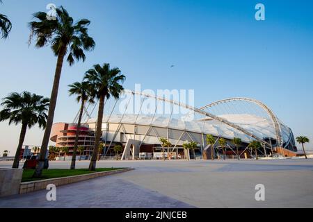 Doha. 8th août 2022. La photo prise le 8 août 2022 montre la vue extérieure du stade international de Khalifa qui accueillera les matchs de la coupe du monde de la FIFA 2022 à Doha, au Qatar. Credit: Nikku/Xinhua/Alay Live News Banque D'Images