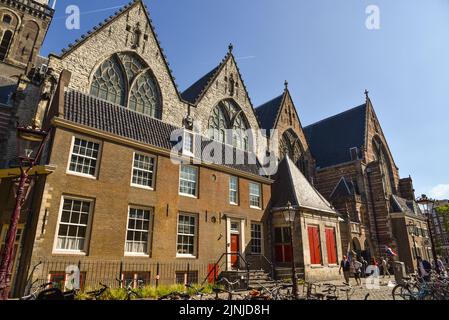 Amsterdam, pays-Bas. Août 2022. La vieille église du quartier rouge d'Amsterdam. Photo de haute qualité Banque D'Images