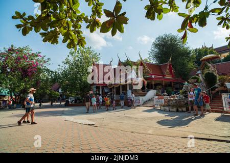 ÎLE DE KOH SAMUI, THAÏLANDE. 25 mars 2016;Grand Bouddha ou Bouddha Santi Dhipanath Grand Temple de Bouddha sur Koh Samui. Touristes visitant le temple. Banque D'Images