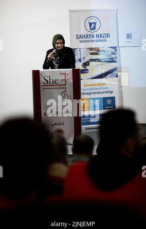 Gaziantep, Turquie. 10th août 2022. Gaziantep, Turquie. 10 août 2022. Les femmes syriennes décrivent leurs histoires et expériences pénibles lors d'une session du projet #MeWeSyria à Gaziantep. À l'événement, sept femmes syriennes ont raconté leur parcours difficile à travers la maladie mentale et le cancer devant un public. Le projet a été organisé par l'organisation à but non lucratif #MeWe International. Les ateliers de narration MeWe visent à encourager les jeunes à s'exprimer afin de surmonter les traumatismes, de réaliser une croissance personnelle positive et de libérer leur potentiel (Credit image: © Zakariya ya ya ya ya Ya Banque D'Images