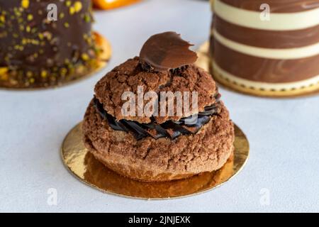 Types de gâteaux. Petits gâteaux doux sur fond blanc. Produits de boulangerie. Gros plan Banque D'Images