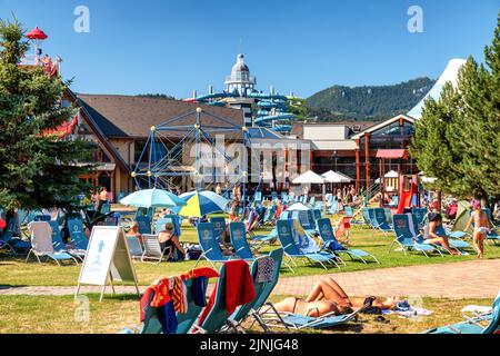 BESENOVA, SLOVAQUIE - 25 JUILLET 2022: Les gens se détendent dans le parc aquatique pendant la journée chaude d'été dans le village de Besenova Banque D'Images