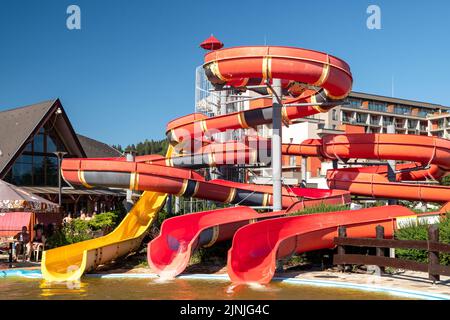 BESENOVA, SLOVAQUIE - 25 JUILLET 2022 : toboggan d'eau rouge et jaune dans le parc aquatique du village de Besenova Banque D'Images