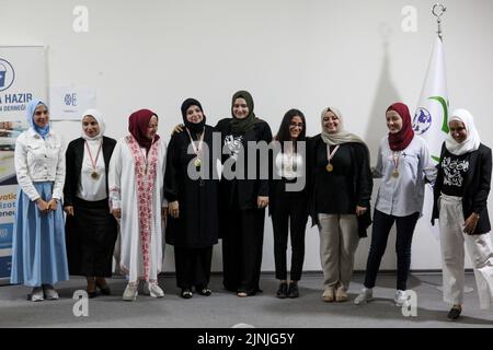 Gaziantep, Turquie. 10th août 2022. Gaziantep, Turquie. 10 août 2022. Les femmes syriennes décrivent leurs histoires et expériences pénibles lors d'une session du projet #MeWeSyria à Gaziantep. À l'événement, sept femmes syriennes ont raconté leur parcours difficile à travers la maladie mentale et le cancer devant un public. Le projet a été organisé par l'organisation à but non lucratif #MeWe International. Les ateliers de narration MeWe visent à encourager les jeunes à s'exprimer afin de surmonter les traumatismes, de réaliser une croissance personnelle positive et de libérer leur potentiel (Credit image: © Zakariya ya ya ya ya Ya Banque D'Images