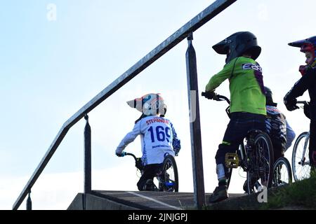 Enfants sur la rampe de départ lors d'une réunion BMX à Bournemouth Dorset, Royaume-Uni Banque D'Images