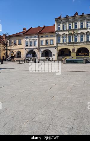 Vieille ville européenne de Bielsko-Biala à Silesian Voivodeship en Pologne, ciel bleu clair en 2022 chaud et ensoleillé jour de printemps le mois d'avril - vertical Banque D'Images