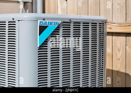 Houston, Texas USA 08-08-2022: Climatiseur Daikin, vue d'angle au niveau des yeux avec logo et clôture en bois en arrière-plan. Banque D'Images